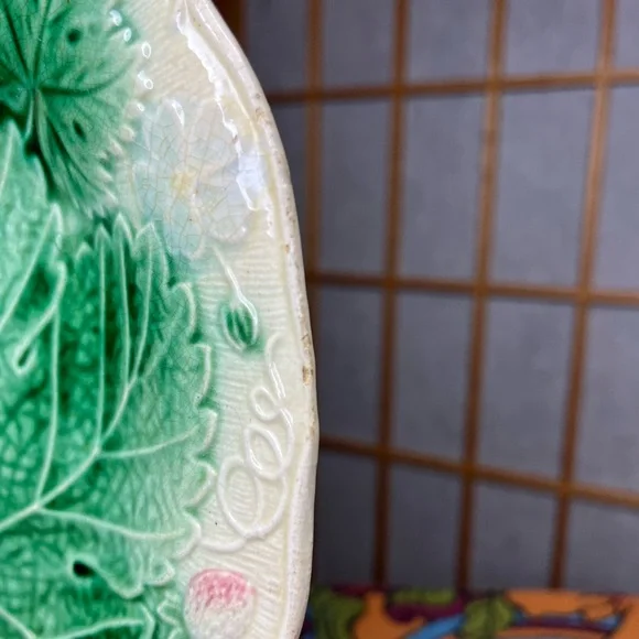 Antique Wedgwood Majolica signed strawberry grapes plate 8.25" - Picture 4 of 6